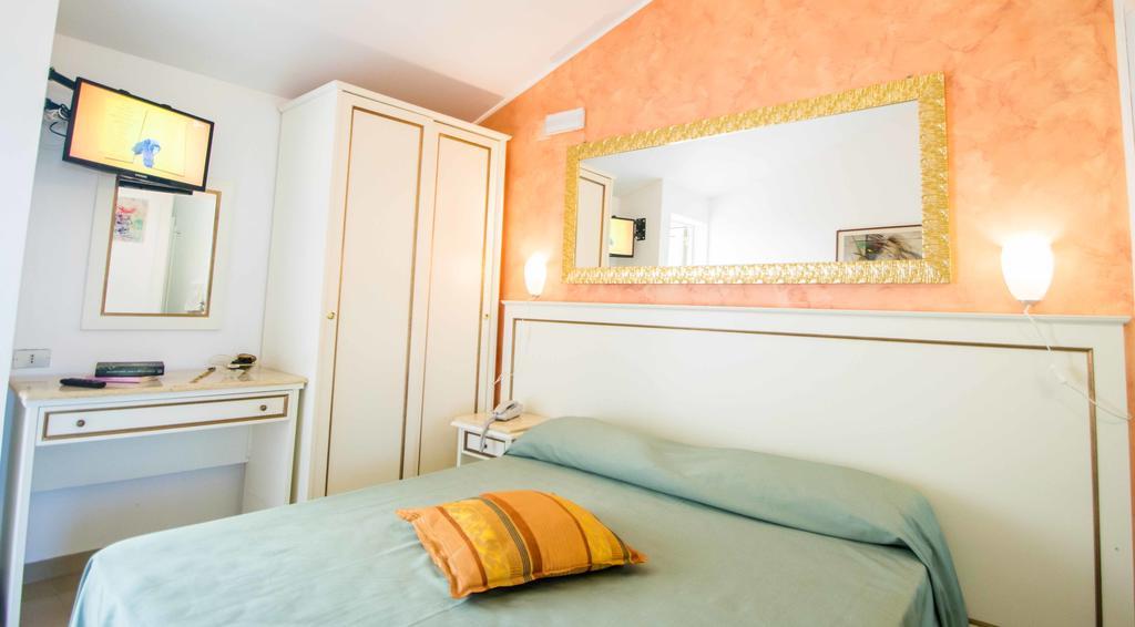 Hotel Resort Rocca Di Vadaro Capo Vaticano Room photo